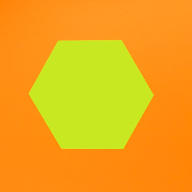 Бесплатное фото Геометрические фигуры на оранжевом фоне