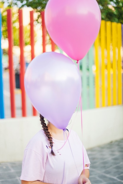 Бесплатное фото Девушка держит воздушные шары