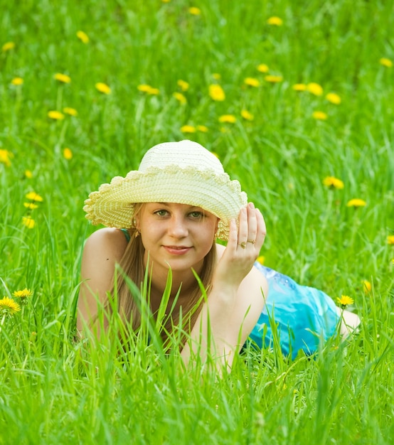 Бесплатное фото Девушка в шляпе отдыха в траве