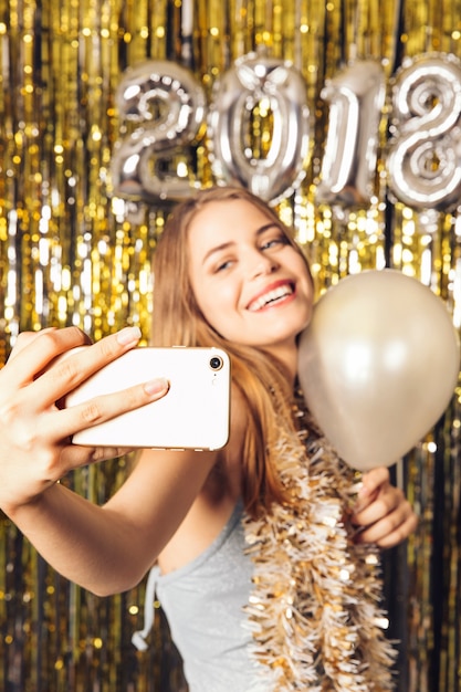 Бесплатное фото Девушка позирует для самоубийства на вечеринке нового года