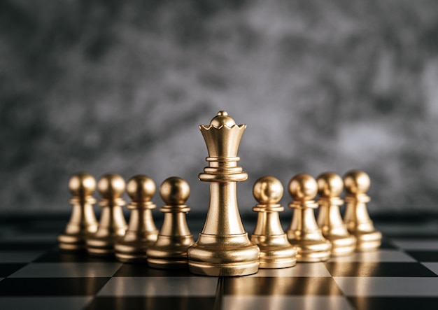 비즈니스는 유 리더십 개념에 대 한 체스 보드 게임에 골드 체스