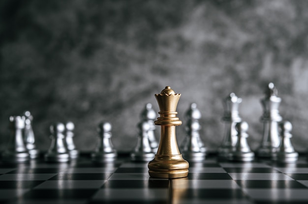 Foto gratuita scacchi dell'oro e dell'argento sul gioco di scacchiera per il concetto di direzione della metafora di affari