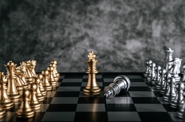 Free photo gold and silver chess on chess board game for business metaphor leadership concept