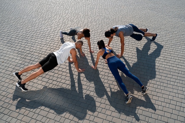 Бесплатное фото Группа людей, занимающихся спортом на открытом воздухе