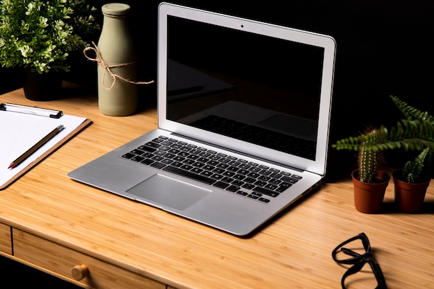 Серый ноутбук на простой деревянный стол