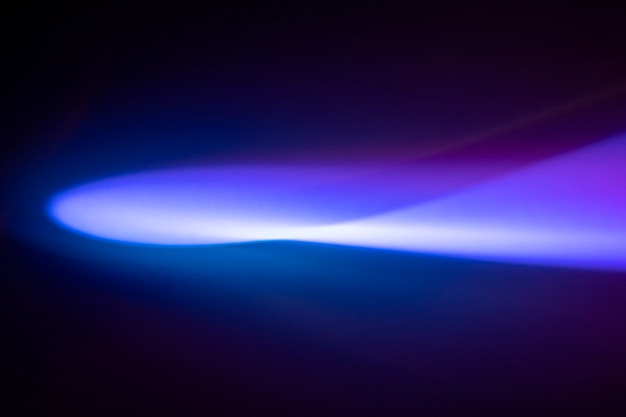 Бесплатное фото Градиентный фон с синим и фиолетовым световым эффектом