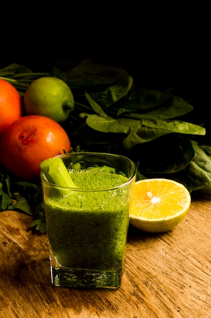 Free photo green smoothie in glass with cut lemon