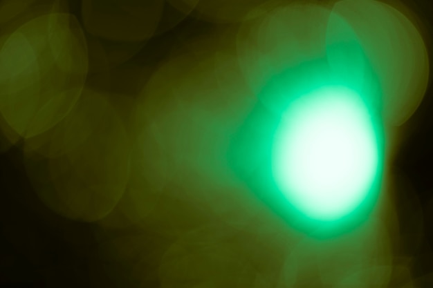 Бесплатное фото Зеленое пятно с расфокусированным фоном