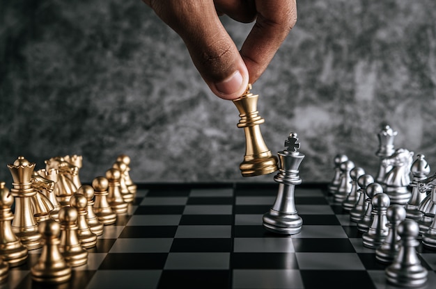 사업 계획 및 은유, 선택적 포커스의 비교를 위해 체스를 재생하는 사람의 손