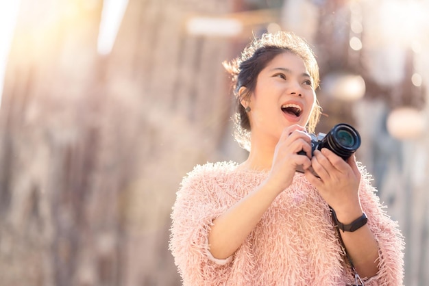 무료 사진 행복한 여행 근접 촬영 아시아 여성 손 촬영 카메라 여행자는 카메라 휴가 개념으로 유명한 랜드마크 아키텍처아시아 사진 작가 여행의 배경으로 메모리를 캡처
