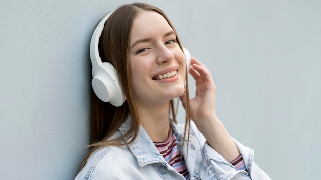 Счастливая женщина слушает музыку