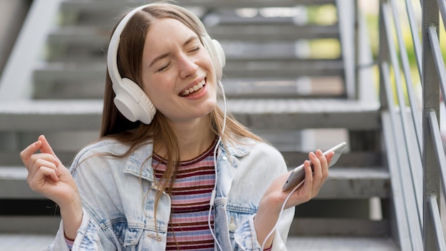 Счастливая женщина слушает музыку