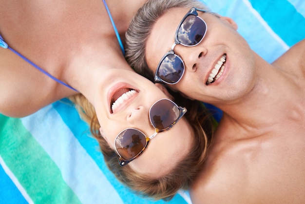 Бесплатное фото Счастливая пара с очками на пляже