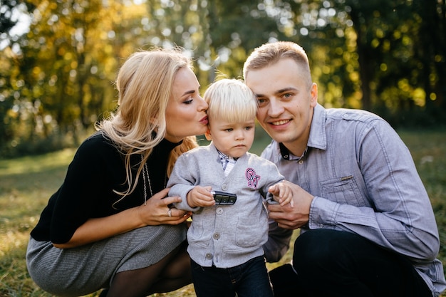 Бесплатное фото Счастливая семья играет и смеется в осеннем парке