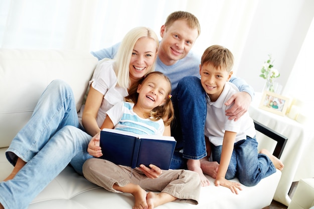 Бесплатное фото Счастливая семья, чтение книги