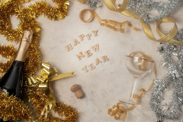Бесплатное фото С новым годом золотое сообщение на столе