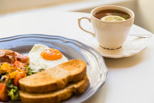 Бесплатное фото Здоровый завтрак и чашка чая на белом столе