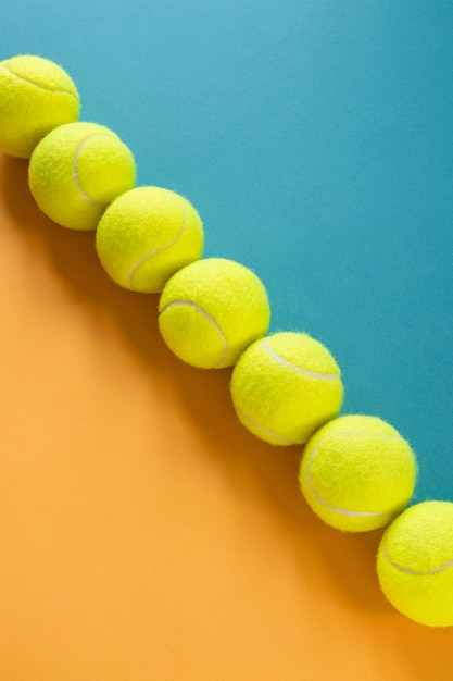 Бесплатное фото Большой угол наклона теннисных мячей в ряд