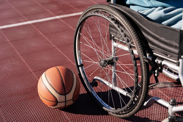 Баскетбол с высоким углом и инвалидная коляска