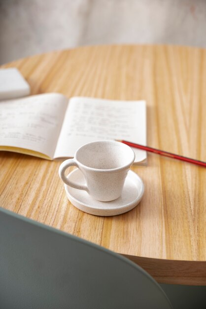 Кофейная чашка под высоким углом на блокноте