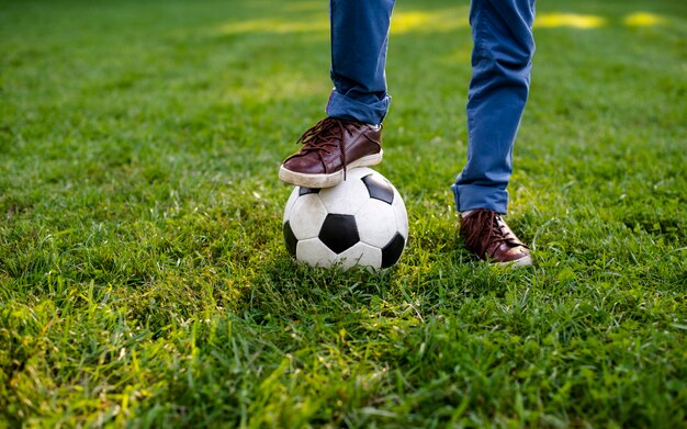 Высокий угол ноги на футбольный мяч