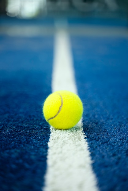 Бесплатное фото Падел-теннис под большим углом на белой линии