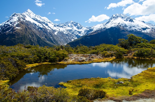 Free photo high angle shot of the key summit and the lake marian in new zealand