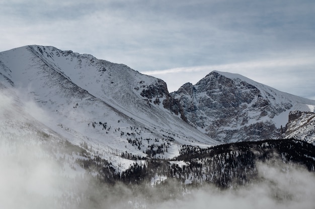 Бесплатное фото Высокий угол снимка гор, покрытых снегом, под облачным небом