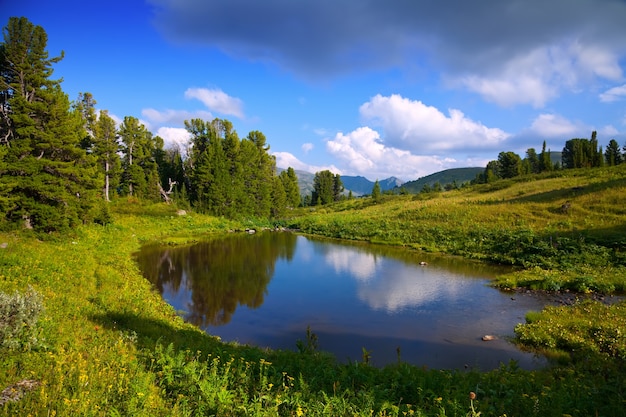 Бесплатное фото Горизонтальный пейзаж с горами озеро