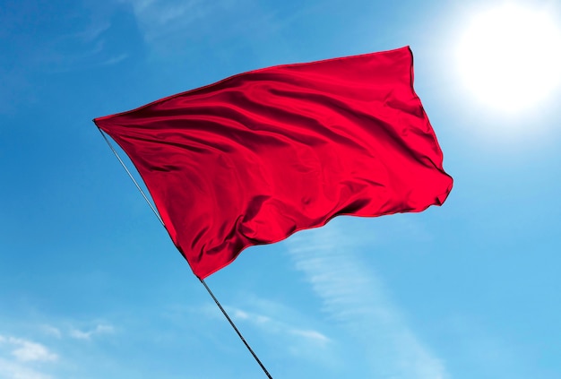 Бесплатное фото Изолированный красный флаг в природе