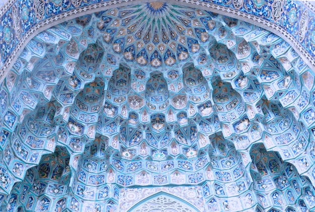 Free photo islamic mosque ceiling