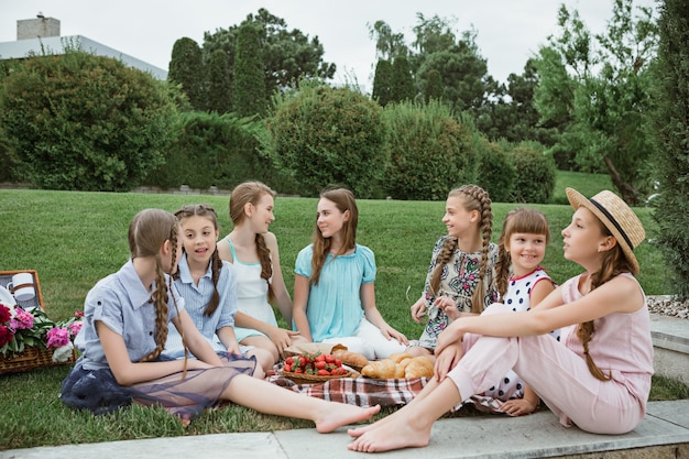 Бесплатное фото Дети на пикнике в саду