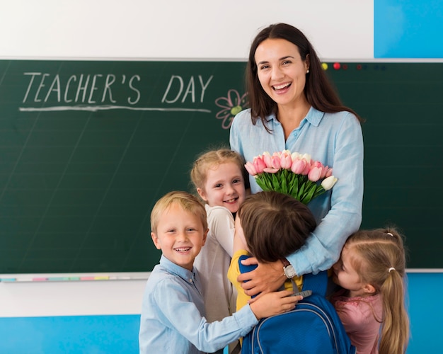 Бесплатное фото Дети и учитель празднуют день учителя