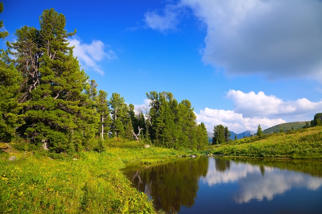 Бесплатное фото Пейзаж с горами озеро