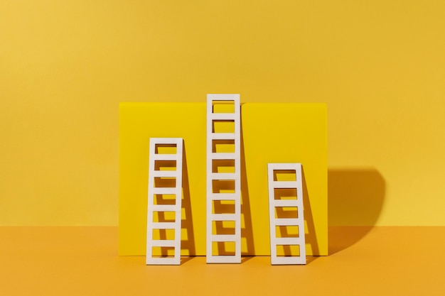 Бесплатное фото Расположение лестниц с желтым фоном