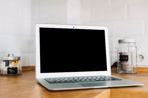 Foto gratuita computer portatile sul bancone della cucina