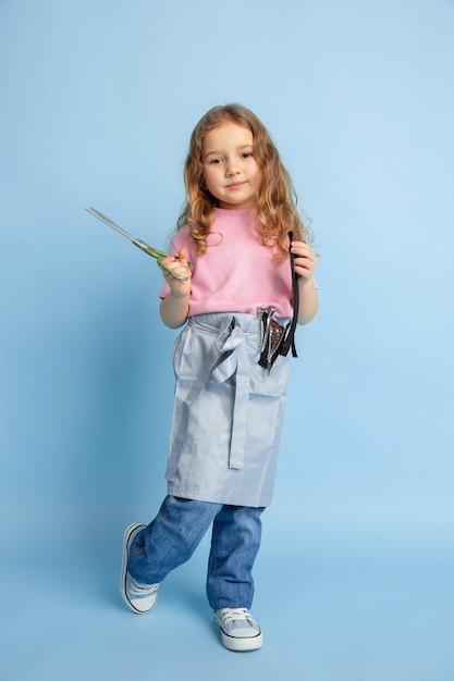 Бесплатное фото Маленькая девочка мечтает о будущей профессии швеи