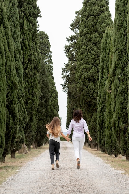 무료 사진 롱샷 소녀와 함께 걷는 어머니