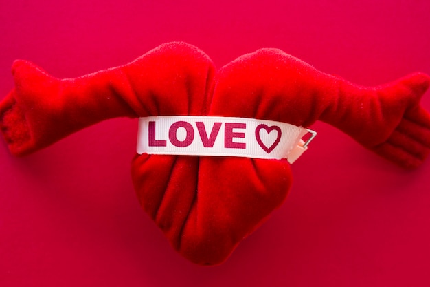 Foto gratuita iscrizione di amore sulla cintura del cuore del giocattolo