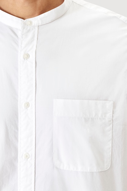 Бесплатное фото Человек в кармане белой рубашки