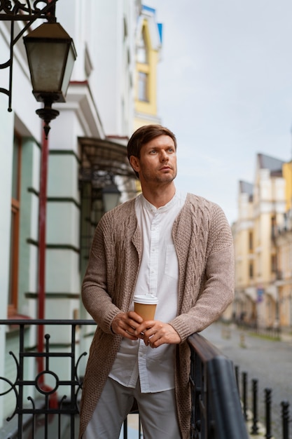 Бесплатное фото Мужчина позирует с кофе.