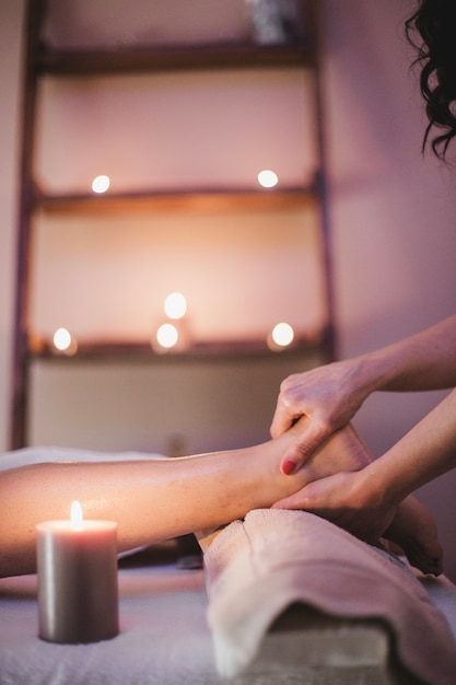 Free photo massage therapist working with woman