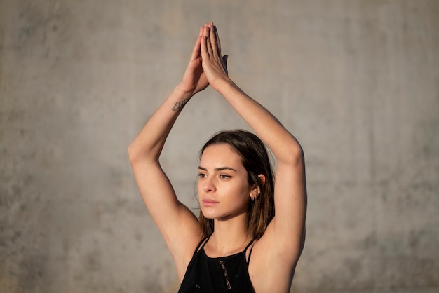 Бесплатное фото Женщина в позе йоги среднего размера