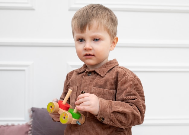 Бесплатное фото Ребенок среднего роста играет с развивающей игрушкой