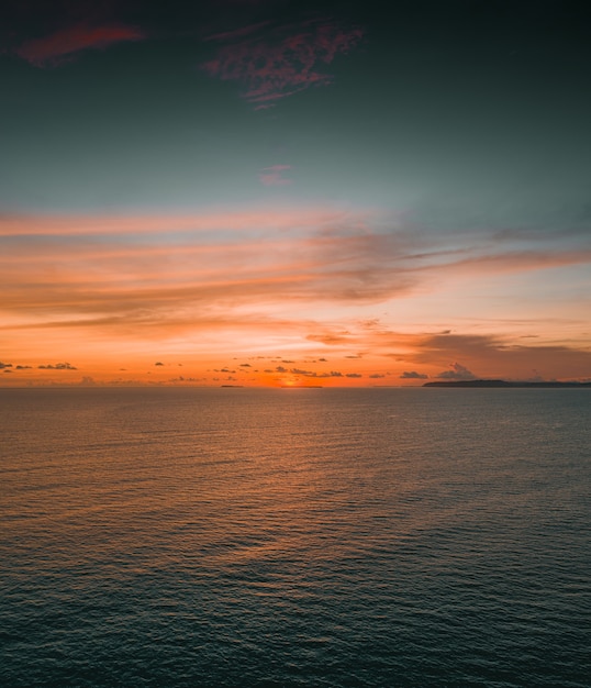 Бесплатное фото Завораживающий вид на спокойный океан во время заката на островах ментавай, индонезия