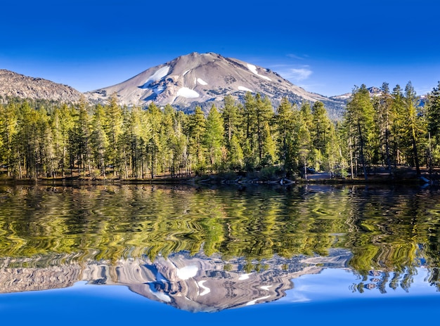 Бесплатное фото Зеркальное озеро в национальном парке лассен, калифорния