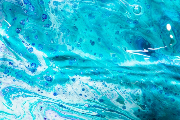 Бесплатное фото Монохромная капля воды и темно-синие точки
