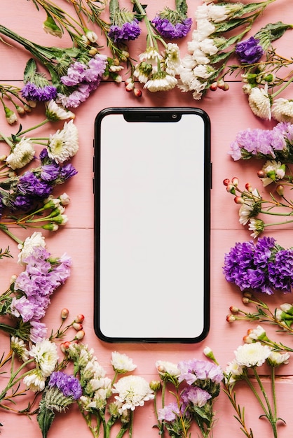 Бесплатное фото Современный смартфон и цветы