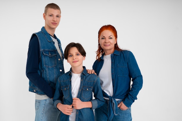 Бесплатное фото Мать и двое ее сыновей вместе носят джинсовые наряды