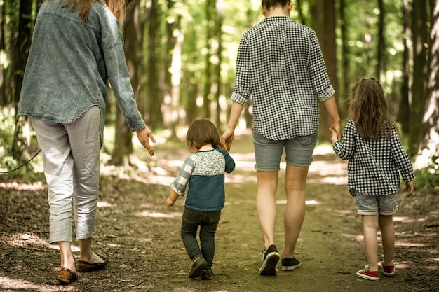 무료 사진 어린 딸과 어머니는 숲에서 산책